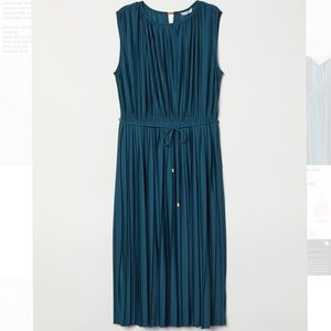 💵 SALE 💵 H&M Pleated Dress